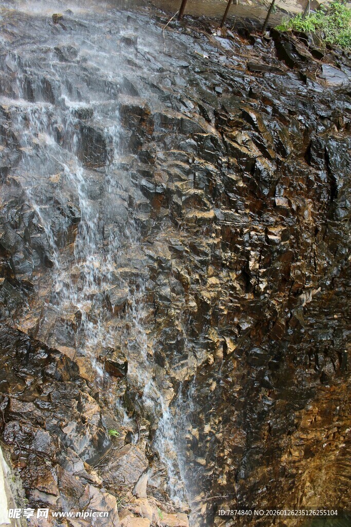 石林峡山间溪流潺潺流淌