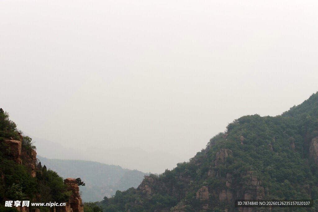 石林峡山峦叠翠的自然风光