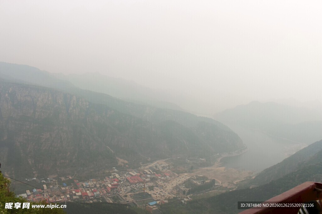 石林峡山间雾景俯瞰村落