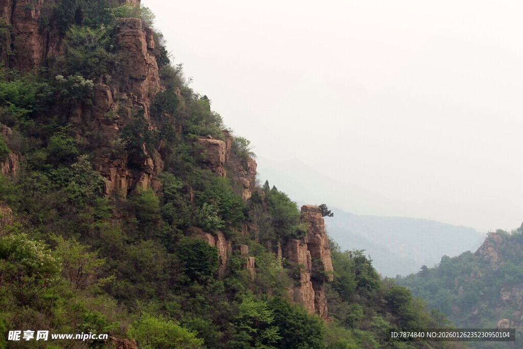 石林峡峻峭山峰绿意盎然