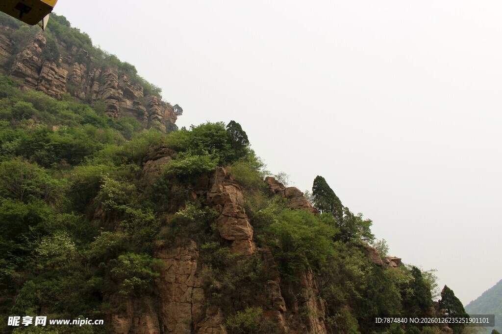 石林峡峻峭山峦覆绿植