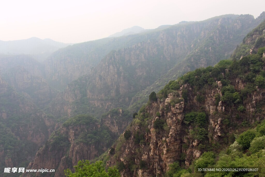 石林峡壮丽山景 云雾缭绕的奇峰