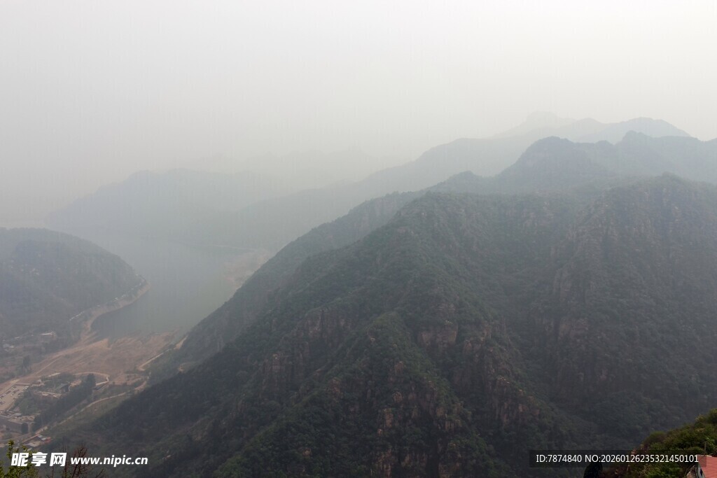 石林峡雾中朦胧山峦景色