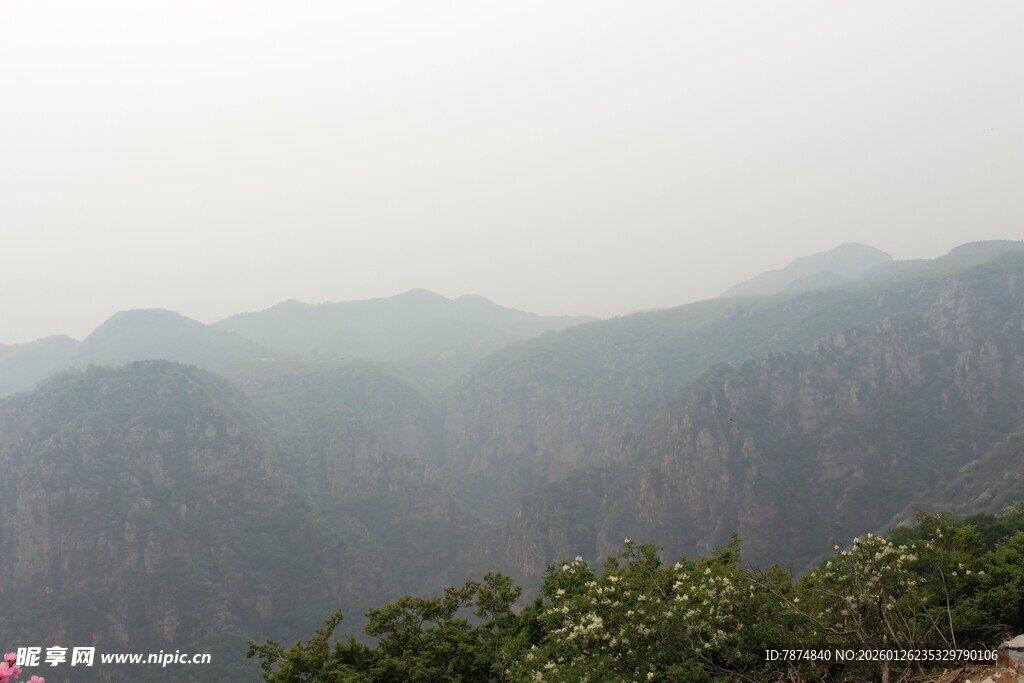 石林峡雾中群山 绿意点缀