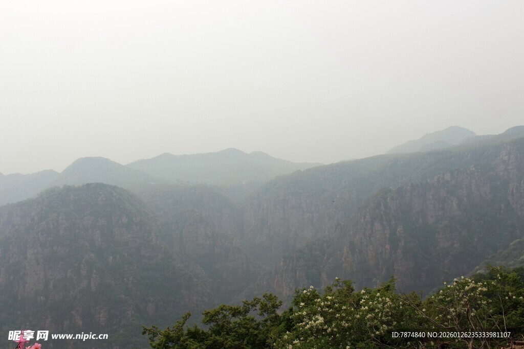 石林峡山间朦胧景致