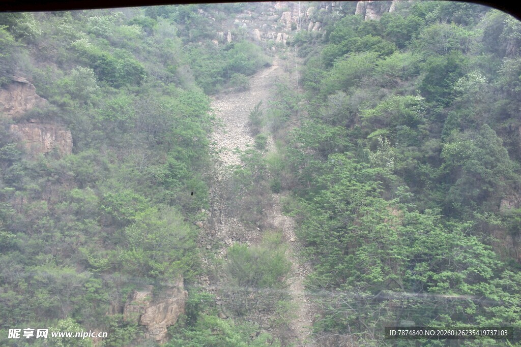 石林峡峡谷绿意盎然的山间景致