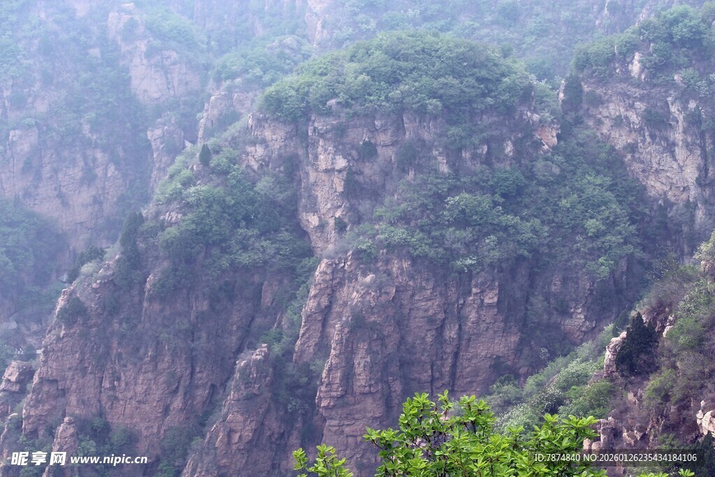 石林峡壮丽险峻的绿色山峰景观