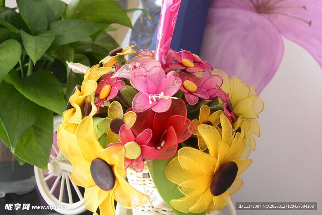 多彩鲜花装饰的可爱小车