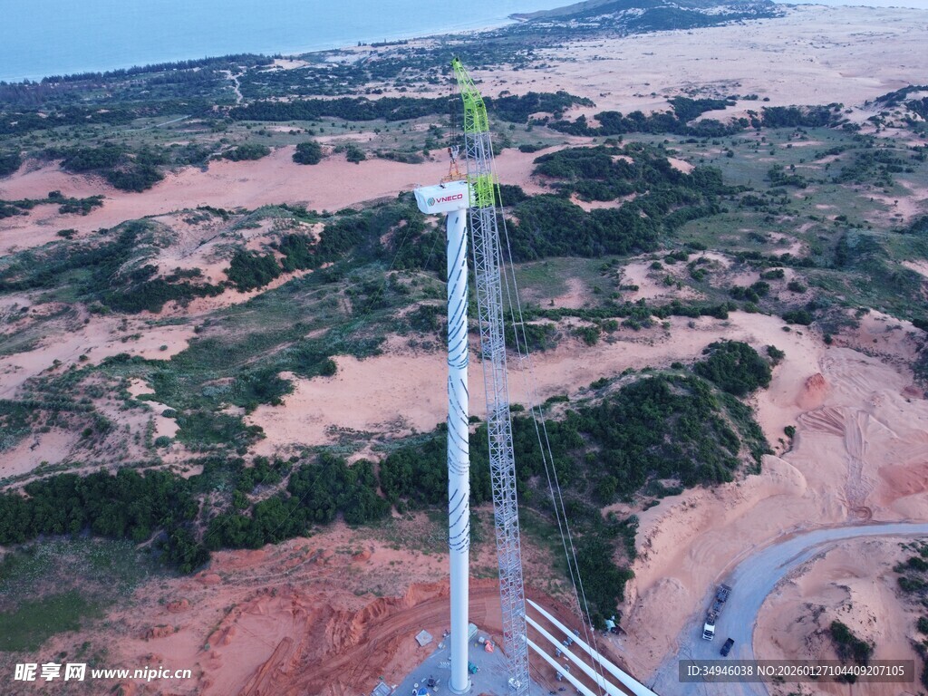 高空俯瞰风力发电设施