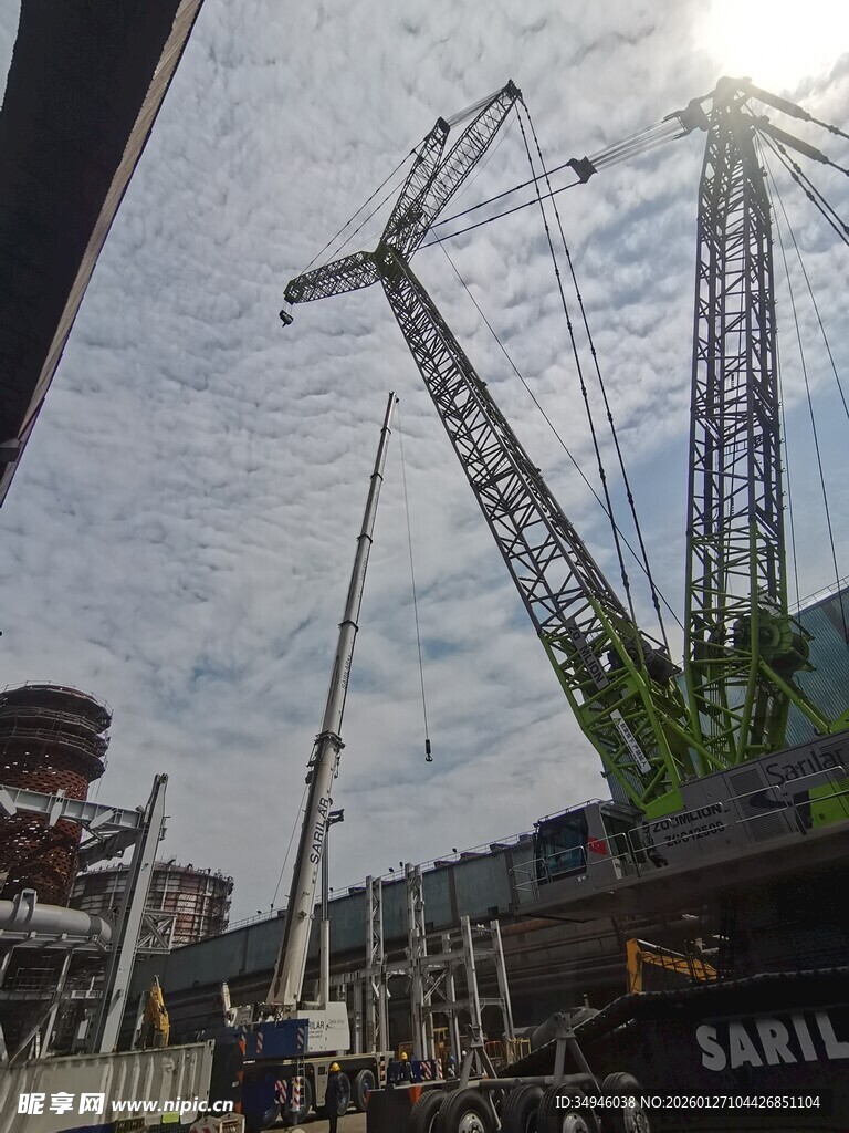 施工现场的大型起重设备