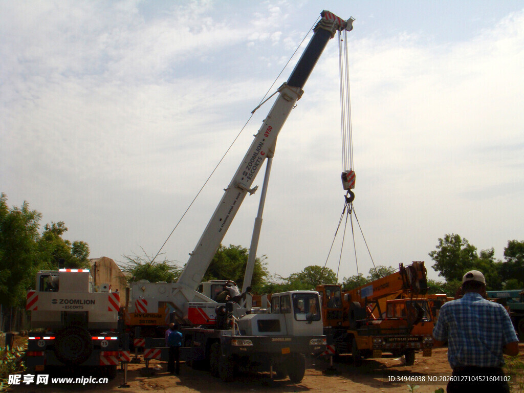工地吊车作业场景