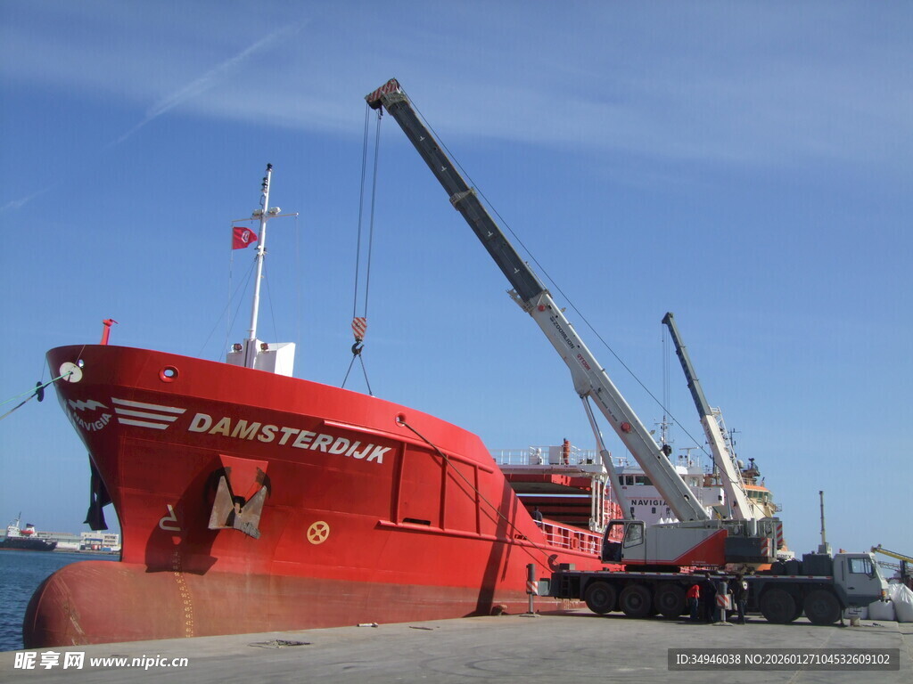 港口红色船只与起重设备