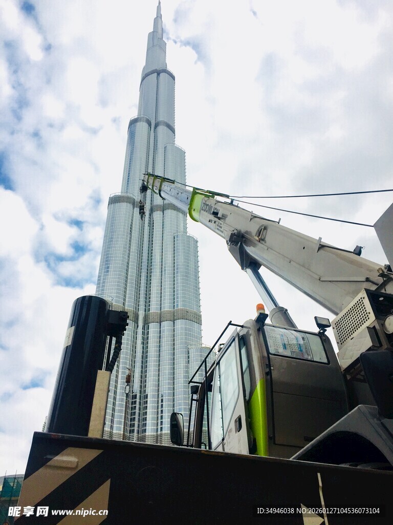 起重机助力高楼建设