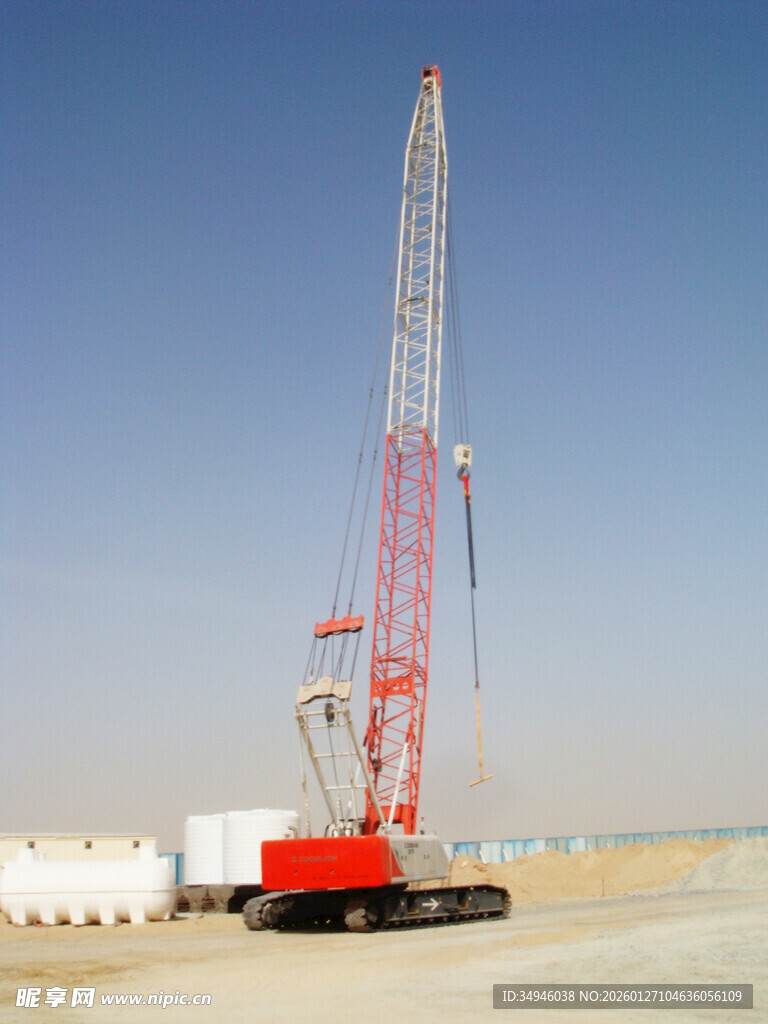 沙漠中的履带式起重机