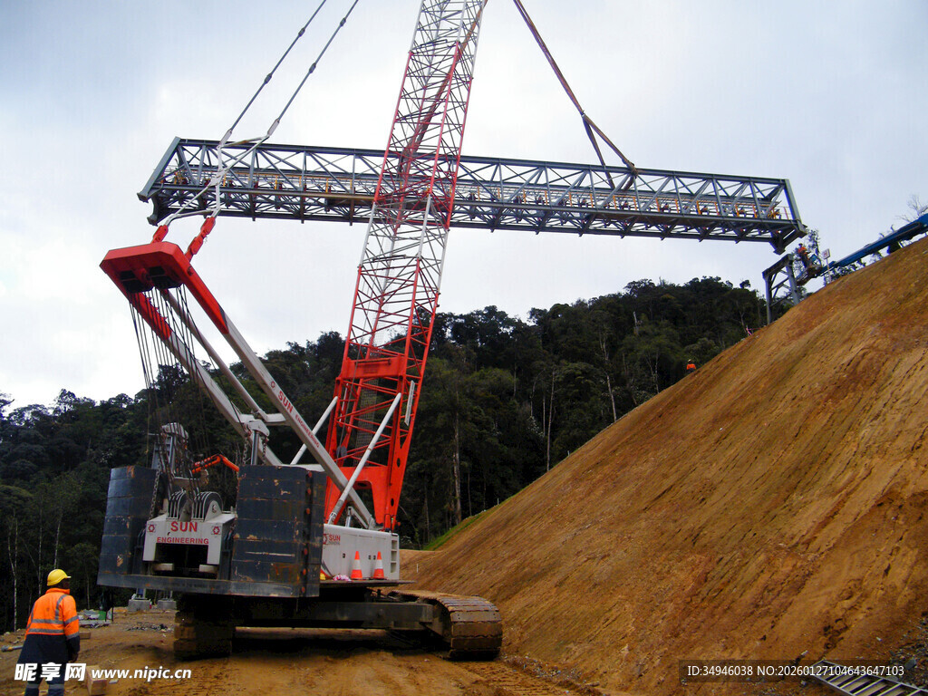 施工现场的大型起重设备