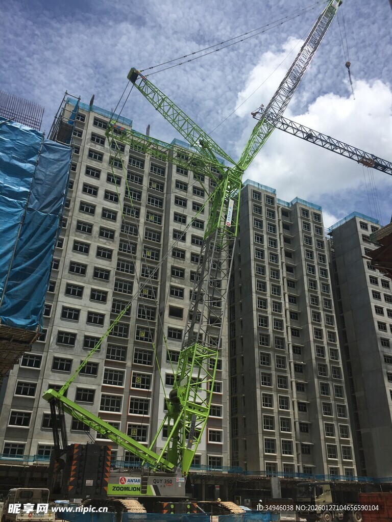 高楼建设现场起重机作业