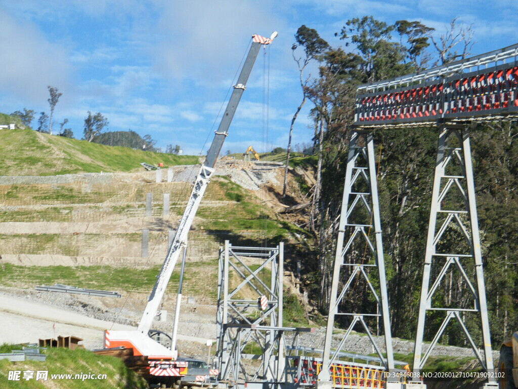 施工现场的起重机与结构
