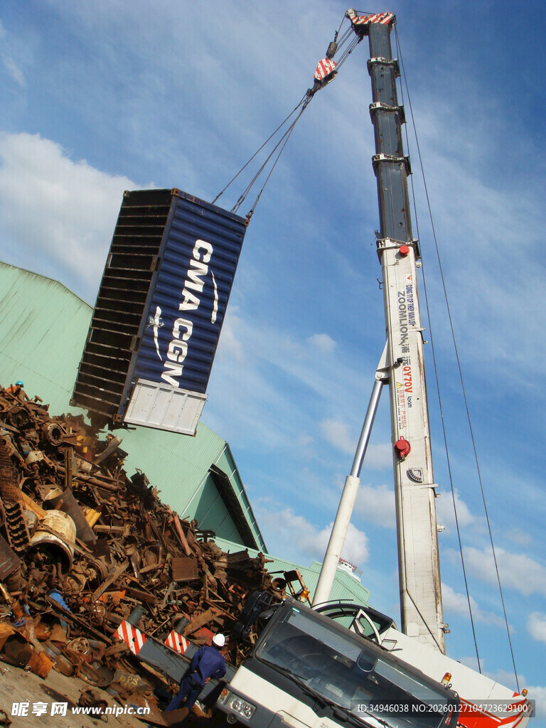 起重机作业于废料堆放处