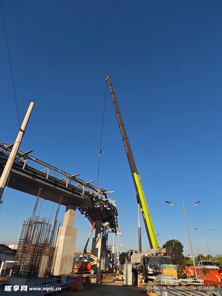 桥梁施工现场的起重机