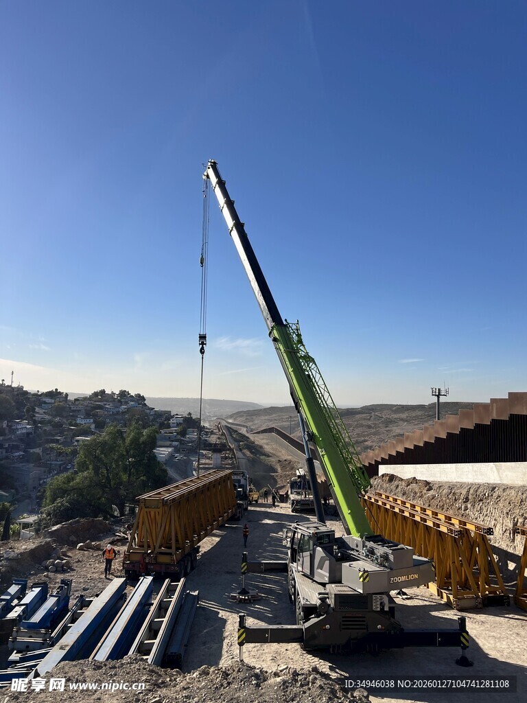 施工现场的起重机作业