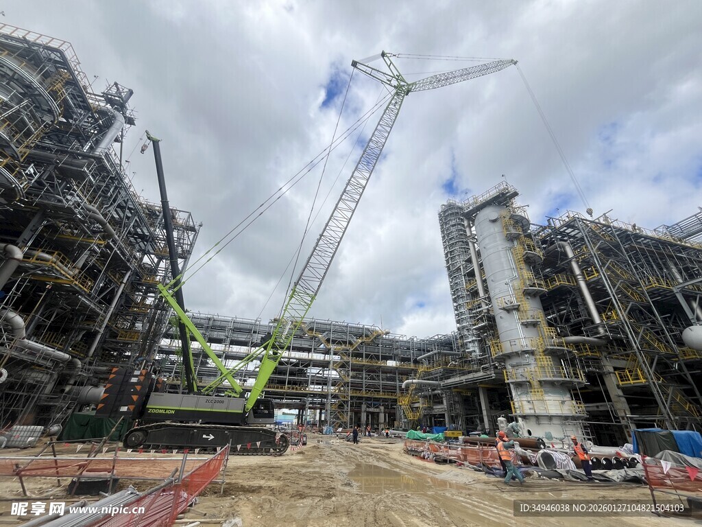 建筑工地起重机作业场景