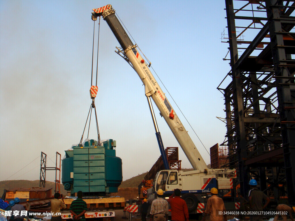 工地起重机吊装作业场景