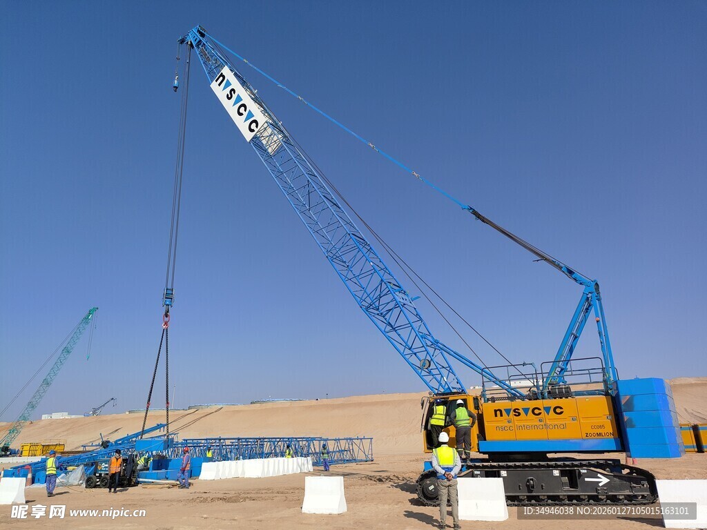 蓝色重型起重机户外作业