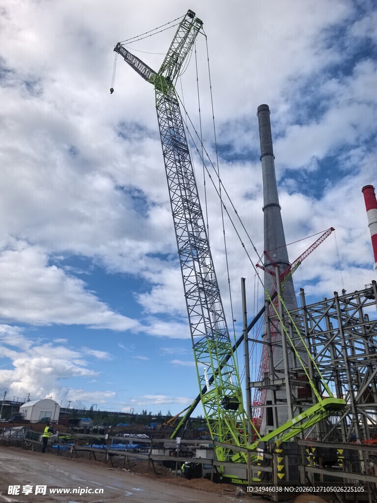 施工现场的大型起重机