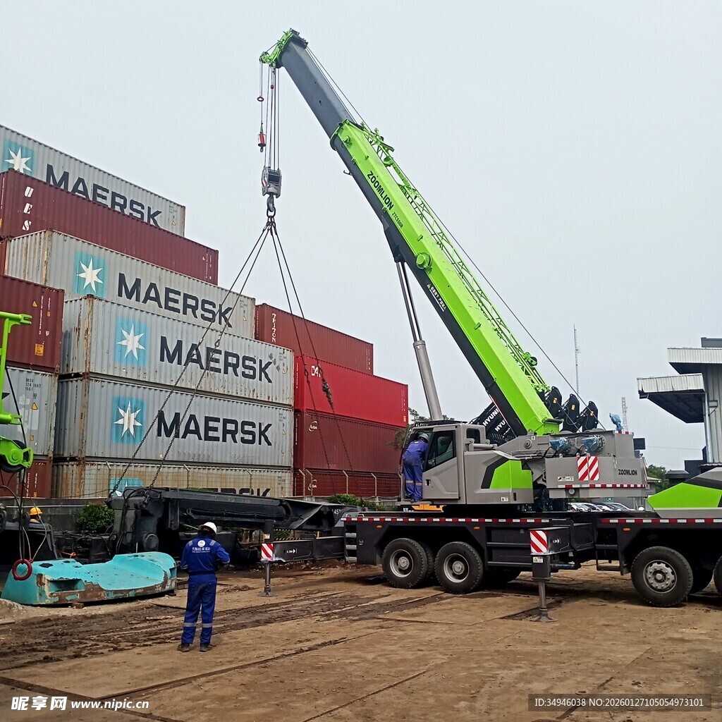 起重机吊运集装箱场景