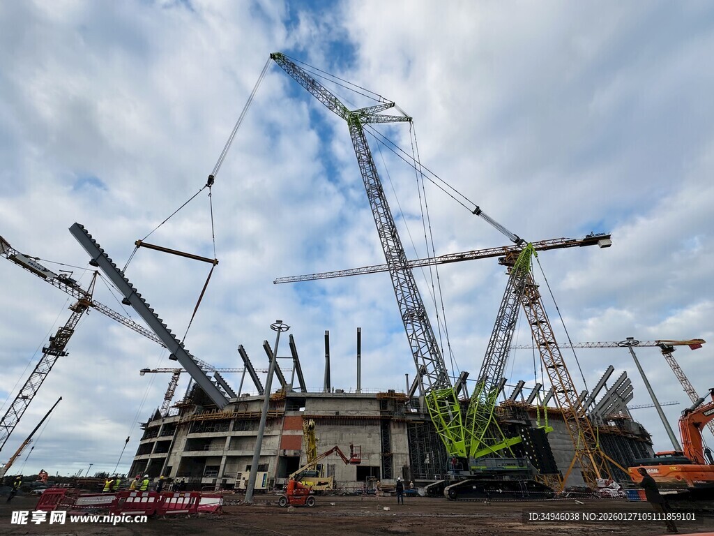 施工现场多台起重机作业