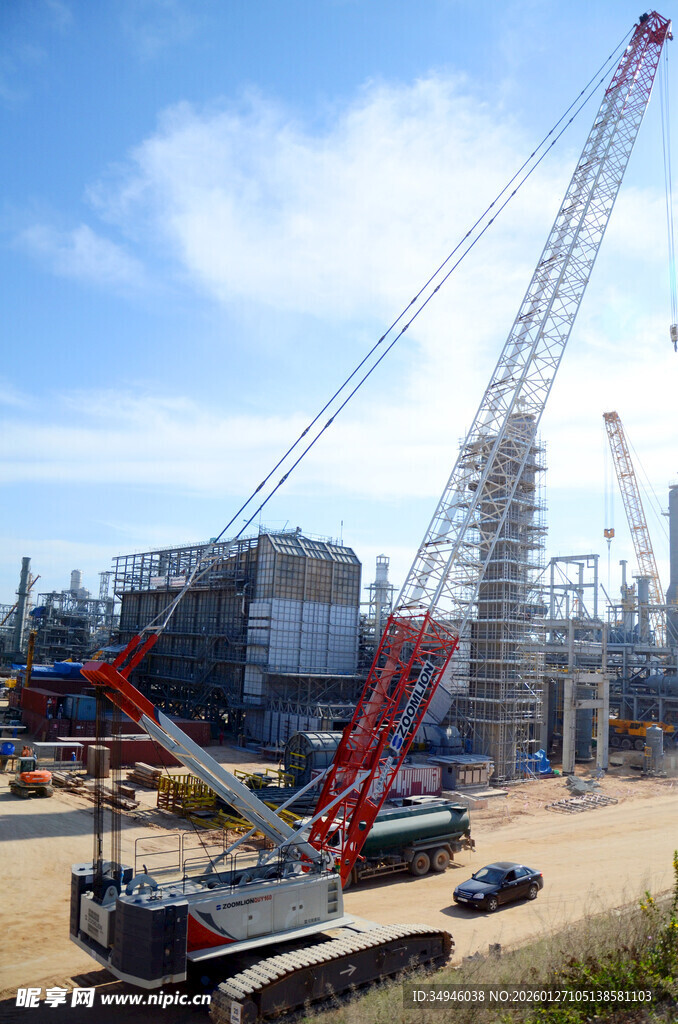 工地起重机作业场景