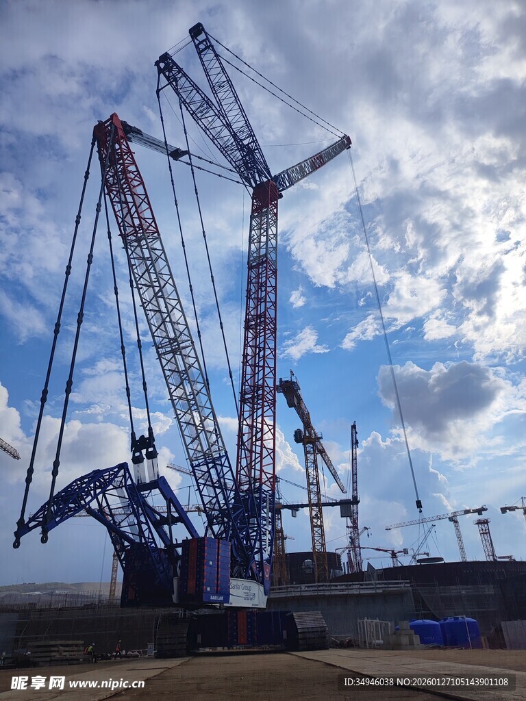 工地大型起重机设备景观