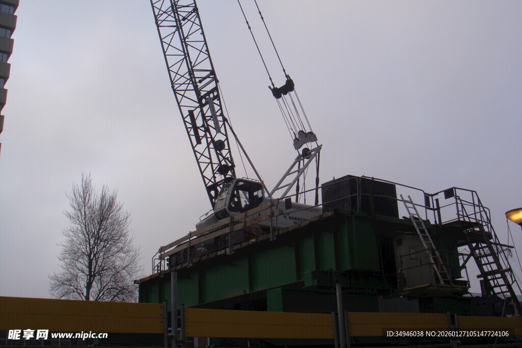 施工现场的大型起重设备