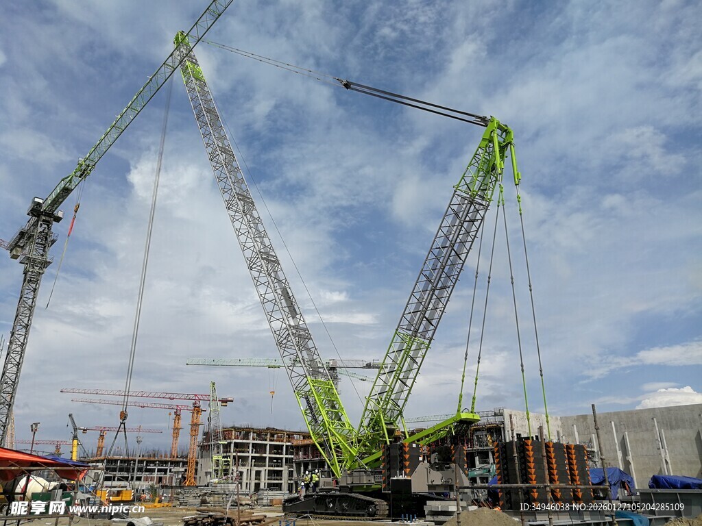 施工现场的大型起重设备