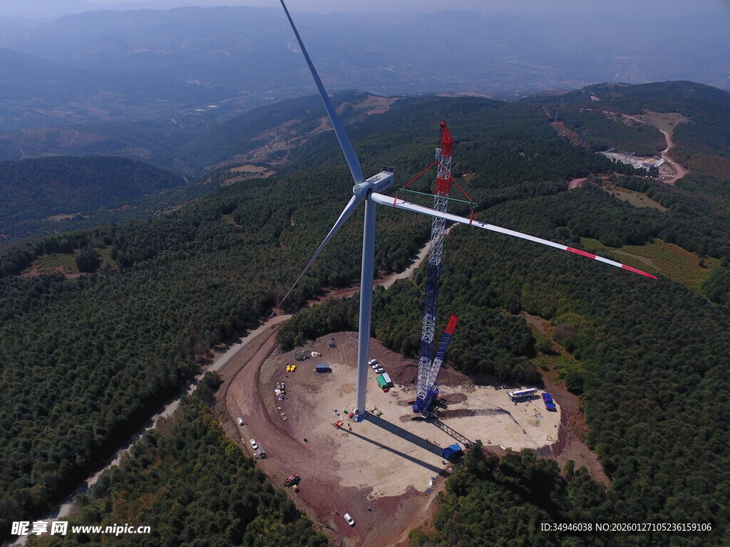 山顶风力发电机俯瞰景象