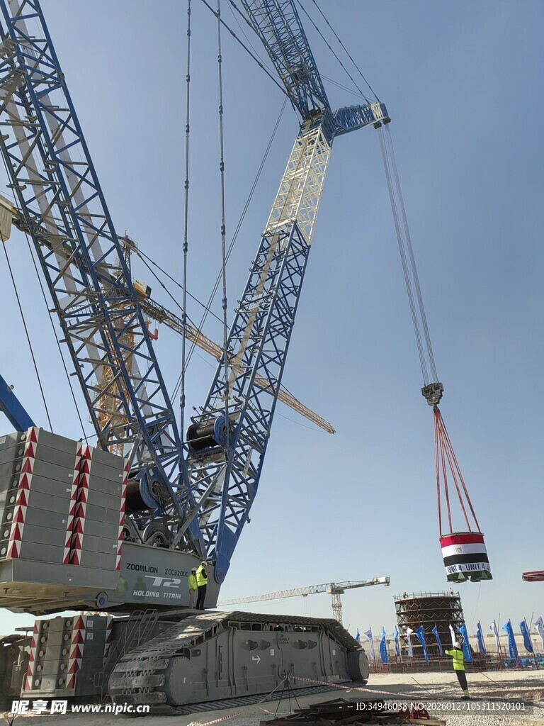 施工现场的大型起重设备