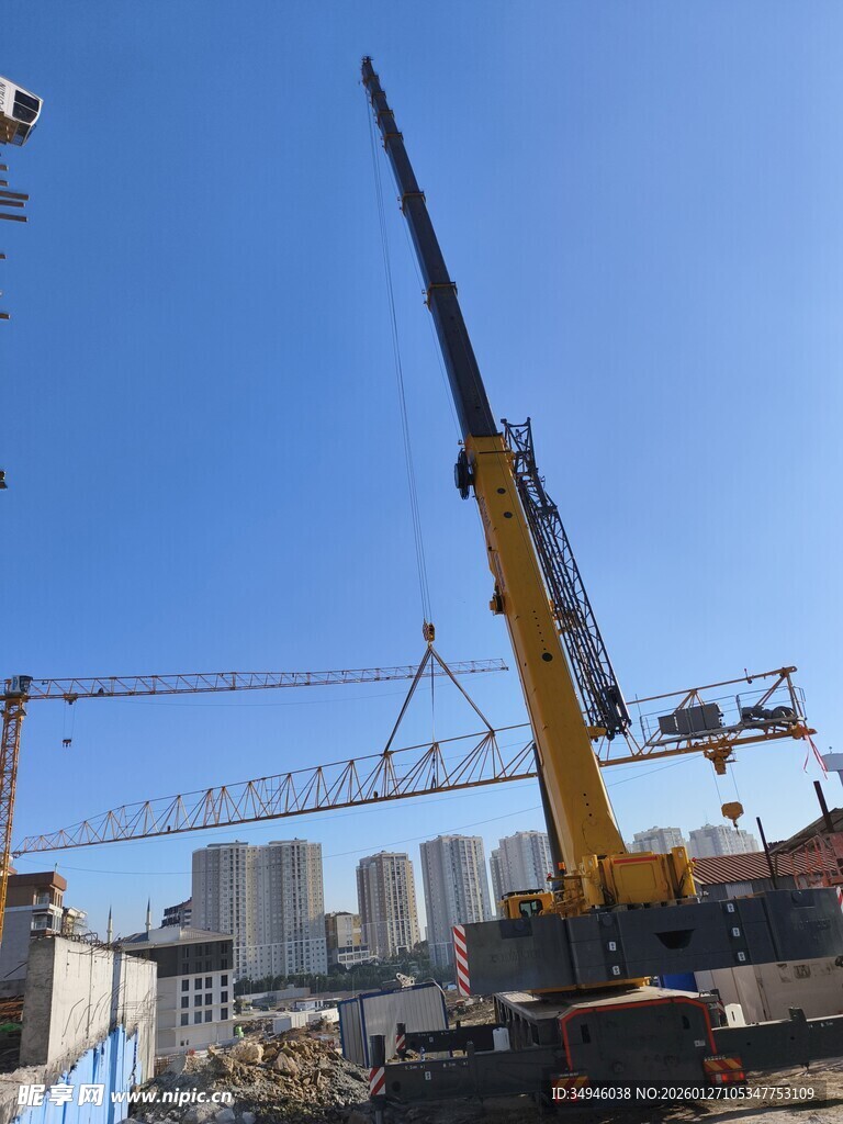 工地起重机作业场景