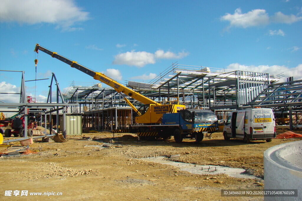 工地吊车作业场景