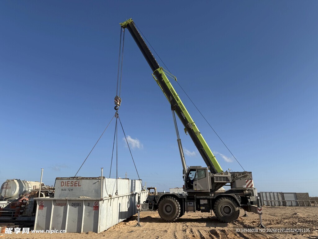 工地吊车作业场景