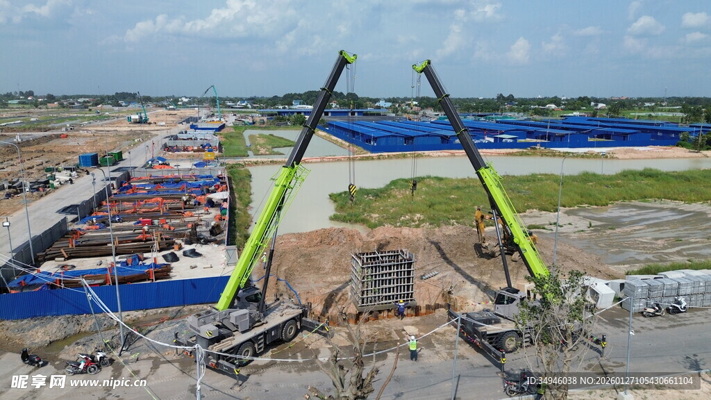 施工现场的大型机械设备