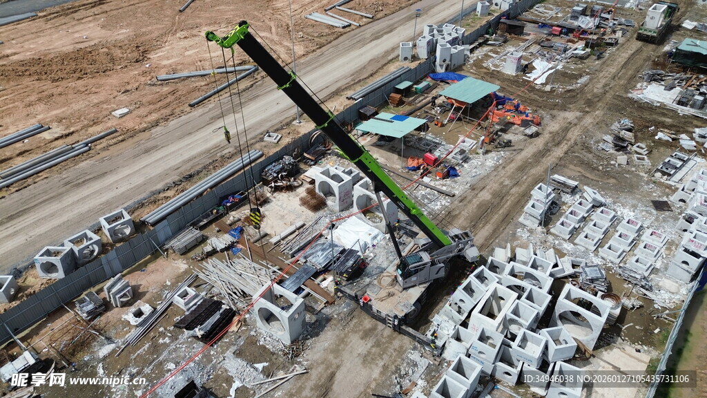 施工现场的大型起重机