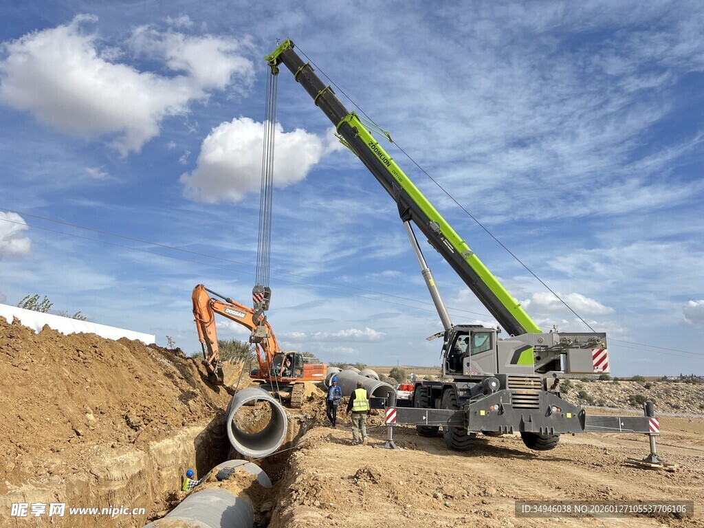 工地起重机与挖掘机作业