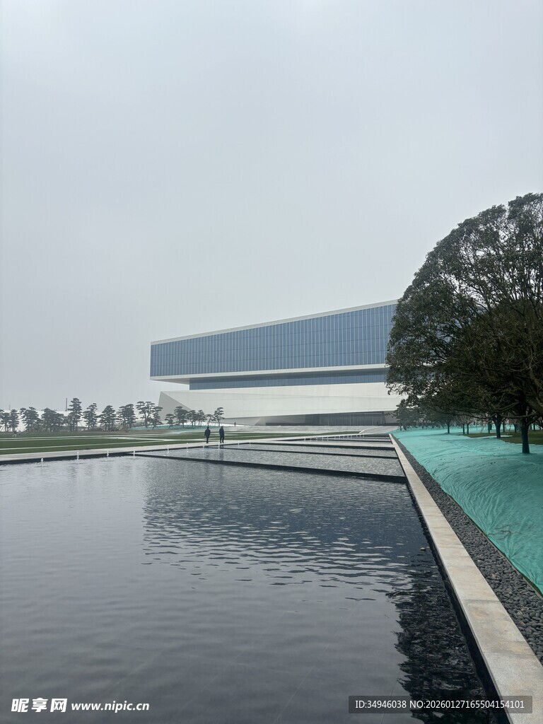 现代建筑旁的平静水域