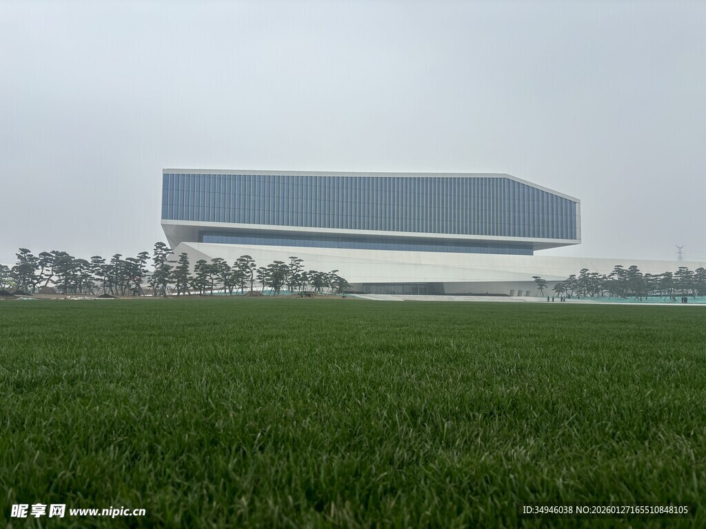 田野中的现代风格建筑