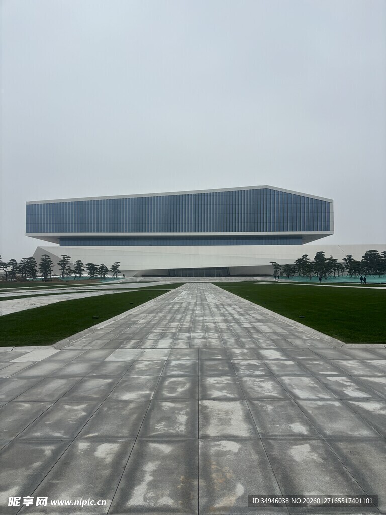 现代建筑前的宽阔砖石步道