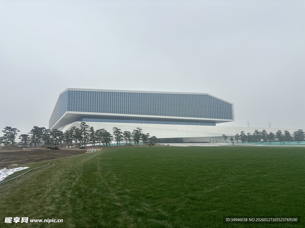 田野上的现代大型建筑物