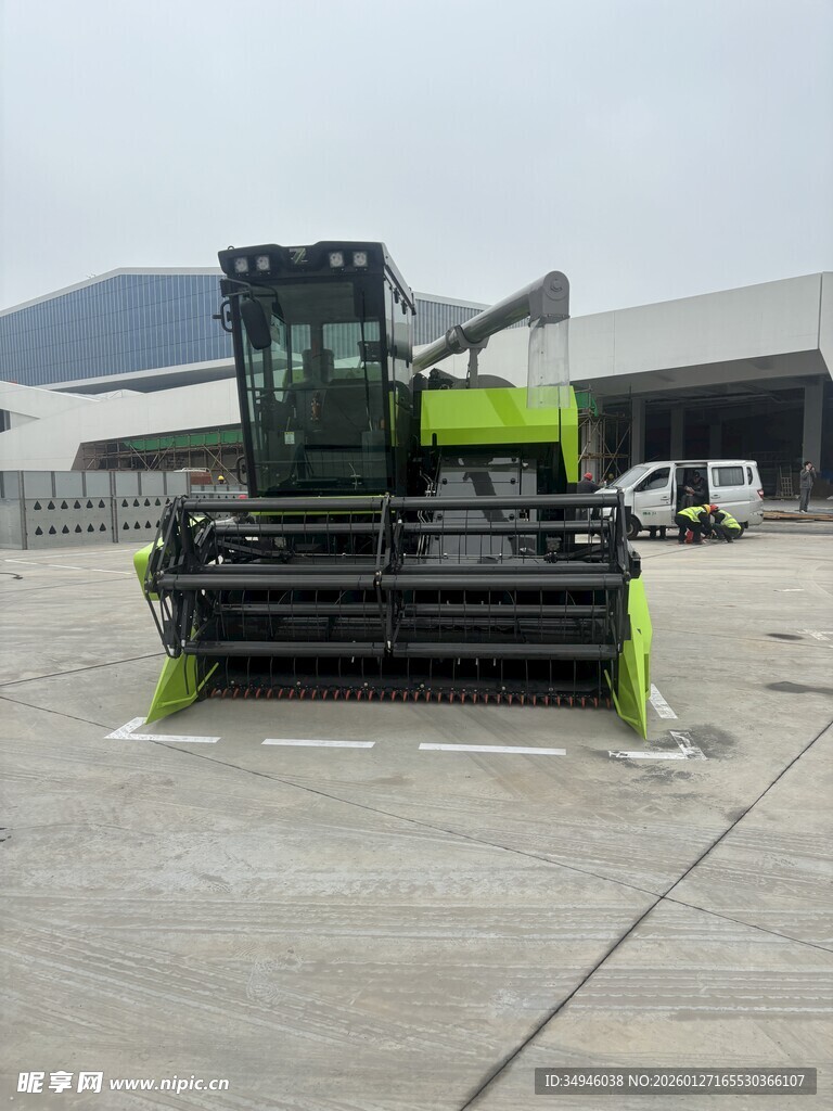 绿色大型农业收割机