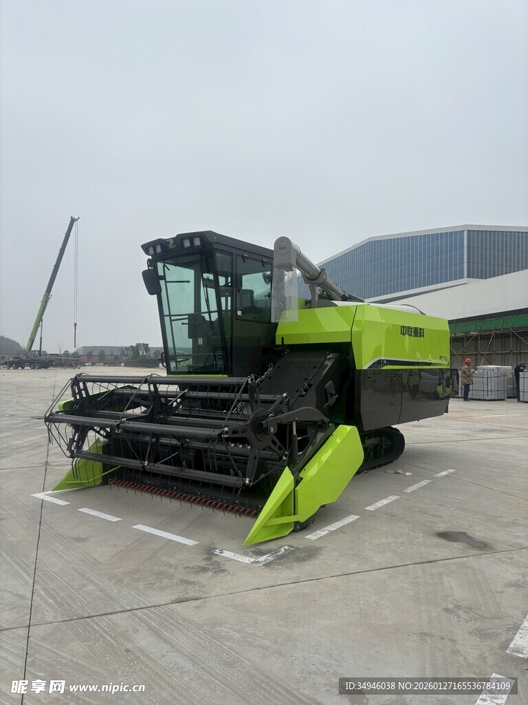 绿色大型联合收割机