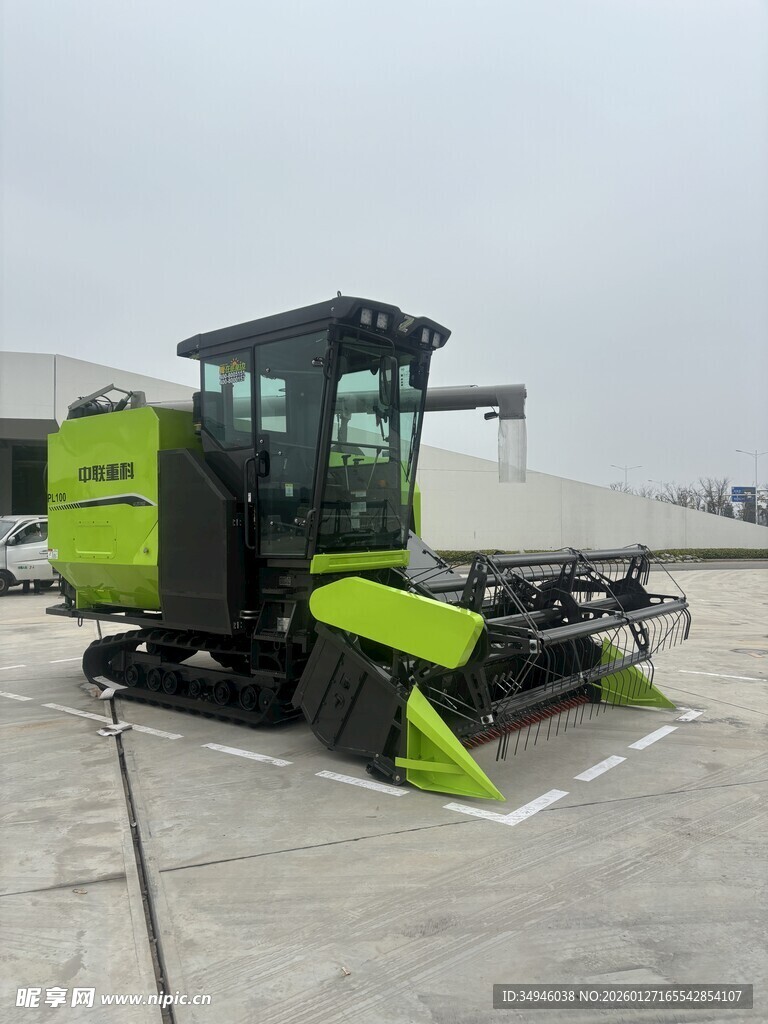 绿色农业收割机外观展示