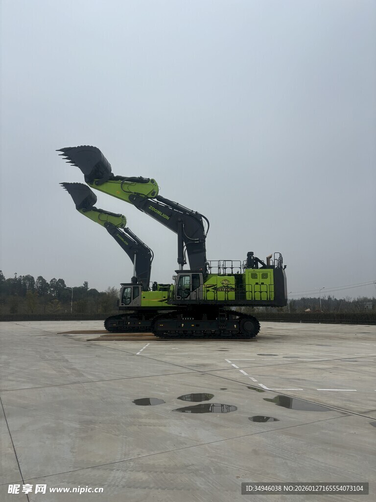 双臂挖掘机停于空旷场地